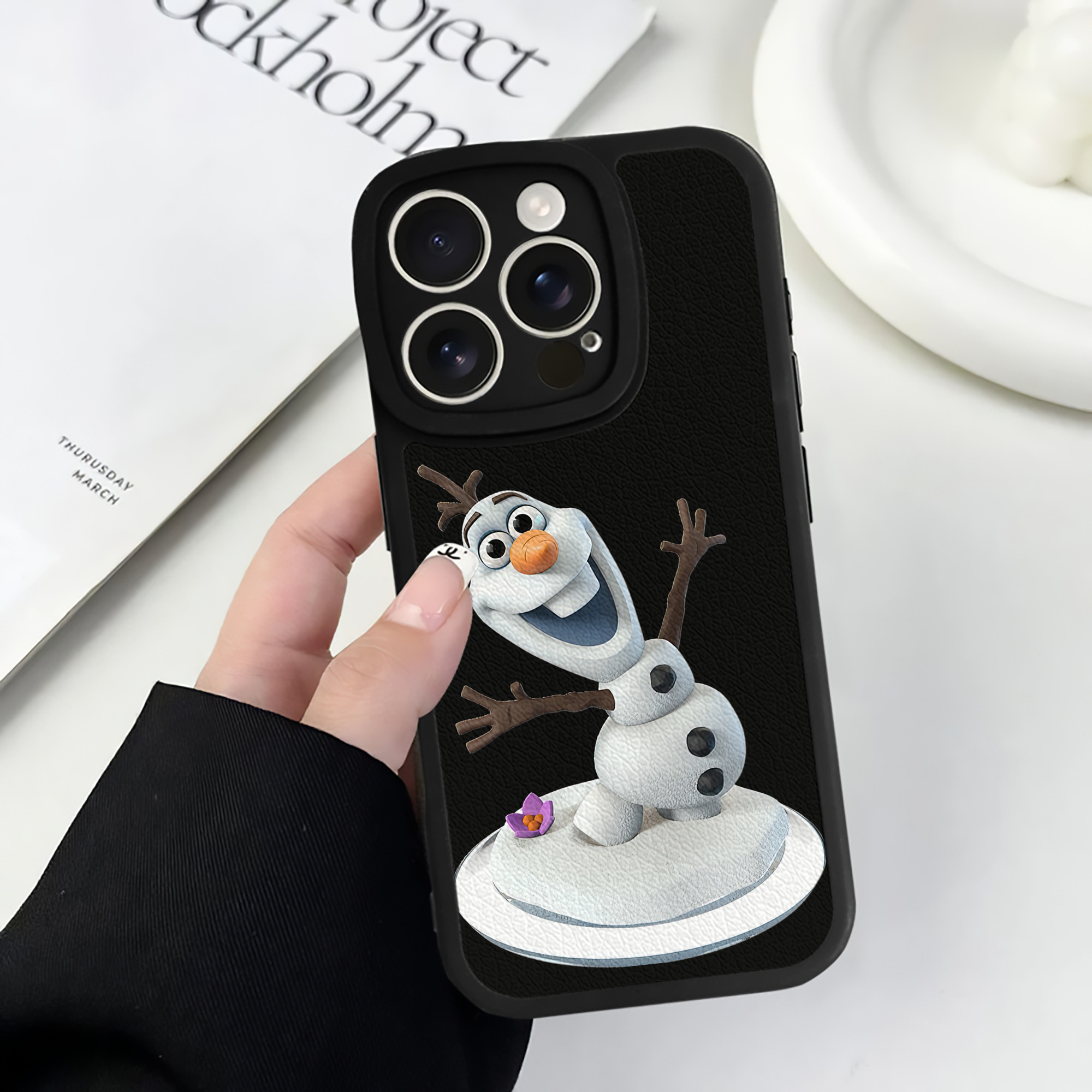 （画像用） アナと雪の女王 アンナ エルサ Frozen Anna Elsa 【iPhone 16シリーズ対応】シリコンスマホケース（レザー調） 材質：シリコン